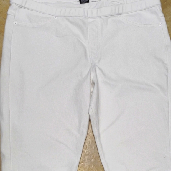 HUE Classic White Stretch Denim Leggings - Picture 11 of 16